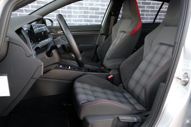 Volkswagen GOLF 2.0 TSI GTI | Navigatie | Virtual Cockpit | Applecarplay/Androidauto | Sfeerverlichting | Camera | Adaptive Cruise | IQ Light | Stoelverwarming | 19'' |