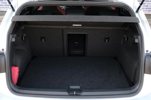 Volkswagen GOLF 2.0 TSI GTI | Navigatie | Virtual Cockpit | Applecarplay/Androidauto | Sfeerverlichting | Camera | Adaptive Cruise | IQ Light | Stoelverwarming | 19'' |