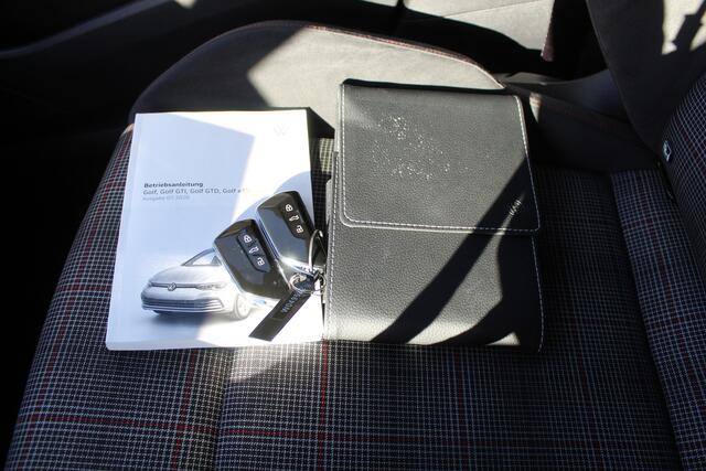 Volkswagen GOLF 2.0 TSI GTI Panoramadak/IQ Light/Navigatie/Achteruitrijcamera/Virtual cockpit/Adaptieve cruise controle/Sfeerverlichting/Draadloze telefoonoplader/Stuurverwarming/Stoelverwarming/Parkeersensoren rondom