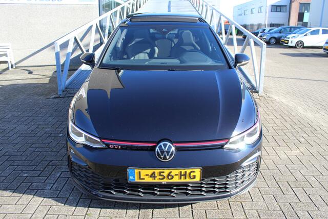 Volkswagen GOLF 2.0 TSI GTI Panoramadak/IQ Light/Navigatie/Achteruitrijcamera/Virtual cockpit/Adaptieve cruise controle/Sfeerverlichting/Draadloze telefoonoplader/Stuurverwarming/Stoelverwarming/Parkeersensoren rondom