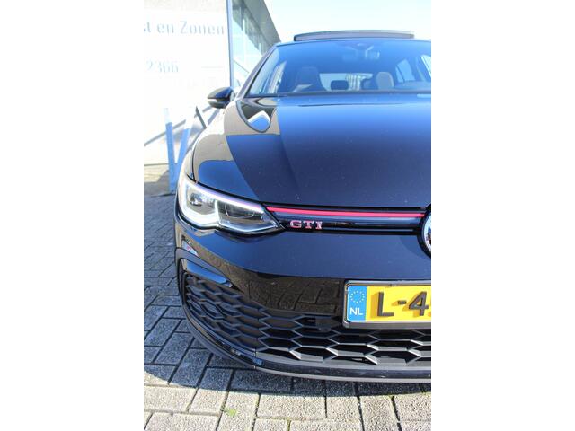 Volkswagen GOLF 2.0 TSI GTI Panoramadak/IQ Light/Navigatie/Achteruitrijcamera/Virtual cockpit/Adaptieve cruise controle/Sfeerverlichting/Draadloze telefoonoplader/Stuurverwarming/Stoelverwarming/Parkeersensoren rondom