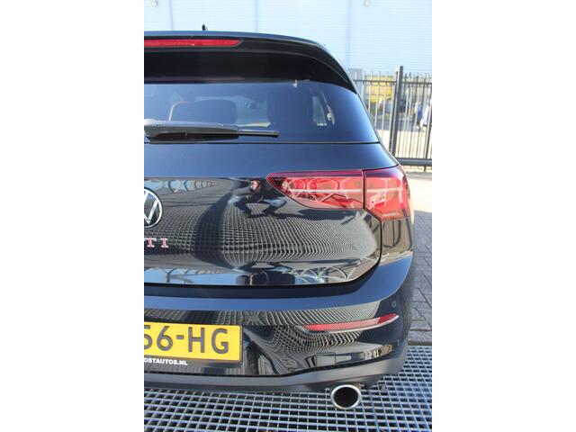 Volkswagen GOLF 2.0 TSI GTI Panoramadak/IQ Light/Navigatie/Achteruitrijcamera/Virtual cockpit/Adaptieve cruise controle/Sfeerverlichting/Draadloze telefoonoplader/Stuurverwarming/Stoelverwarming/Parkeersensoren rondom