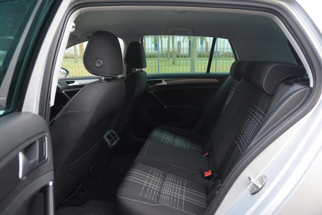 Volkswagen GOLF 1.2 TSI 110PK R-line met navi/camera/xenon