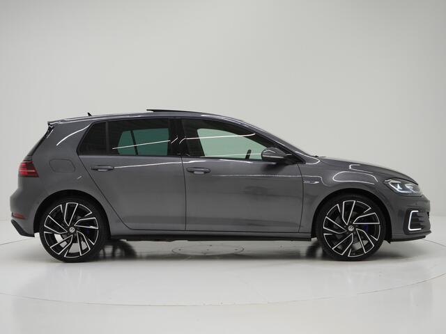 Volkswagen GOLF 1.4 TSI PHEV GTE | Panoramadak | Virtual Cockpit | Adaptive Cruise | Camera | LED