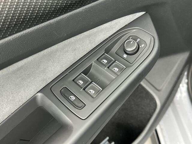 Volkswagen GOLF Variant 1.5 eTSI R-Line DSG7