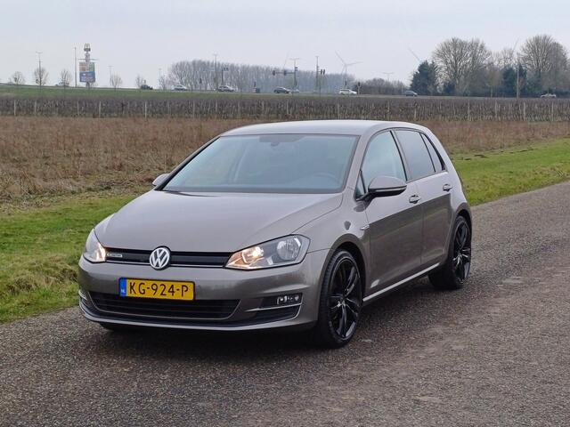 Volkswagen GOLF 1.0 TSI Connected Series /Clima/Navi/Camera/Cruise/18"/Trekh/NL/