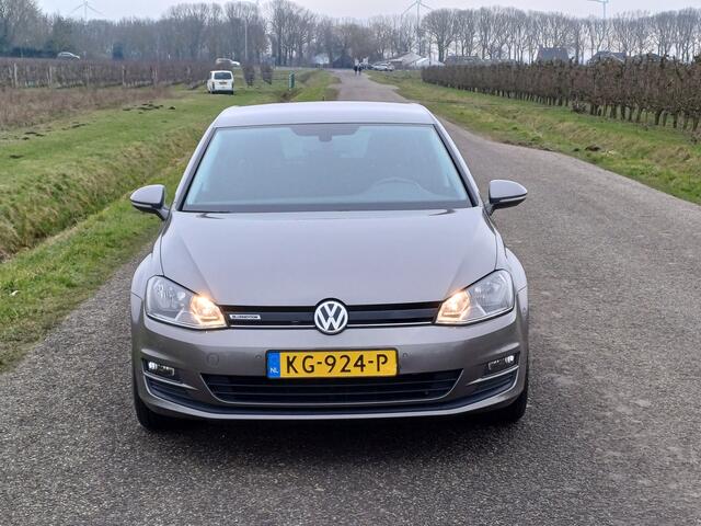 Volkswagen GOLF 1.0 TSI Connected Series /Clima/Navi/Camera/Cruise/18"/Trekh/NL/