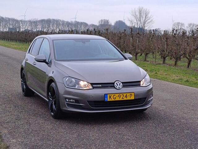 Volkswagen GOLF 1.0 TSI Connected Series /Clima/Navi/Camera/Cruise/18"/Trekh/NL/