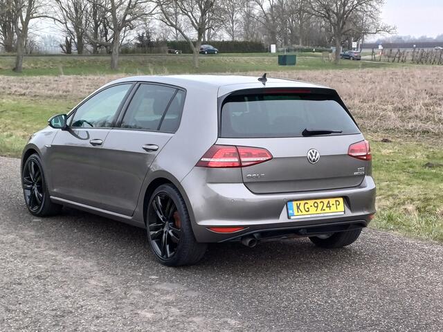 Volkswagen GOLF 1.0 TSI Connected Series /Clima/Navi/Camera/Cruise/18"/Trekh/NL/