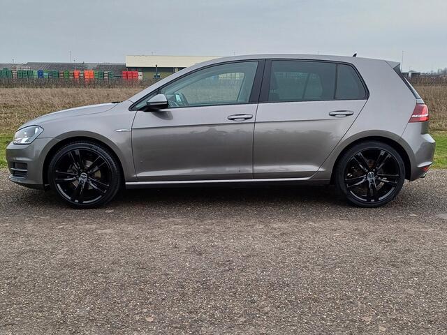 Volkswagen GOLF 1.0 TSI Connected Series /Clima/Navi/Camera/Cruise/18"/Trekh/NL/