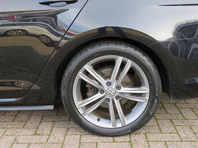 Volkswagen GOLF 1.5 TSI 150pk Highline Business R-Line / Led / Navi / BOVAG gara