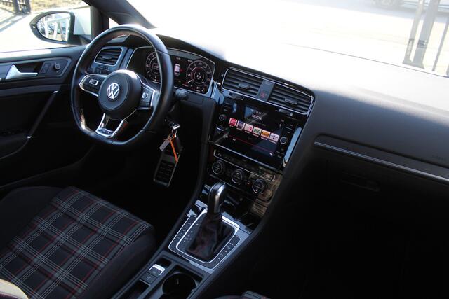 Volkswagen GOLF 2.0 TSI GTI Performance Automaat/Virtueel cockpit/Navigatie/Cruise control adaptief/Stoelverwarming/Achteruitrijcamera/LED koplampen/Park assist/Lichtmetalen velgen