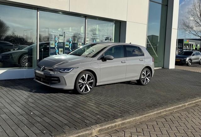 Volkswagen GOLF Life Edition 1.5 eHybrid 150 kW / 204 pk | 18" Velgen | Camera | Cruise Control Adaptief | Keyless | Digitale Cockpit |