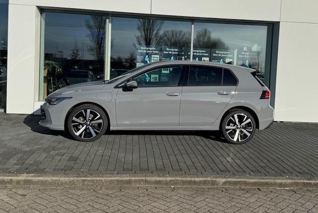 Volkswagen GOLF Life Edition 1.5 eHybrid 150 kW / 204 pk | 18" Velgen | Camera | Cruise Control Adaptief | Keyless | Digitale Cockpit |