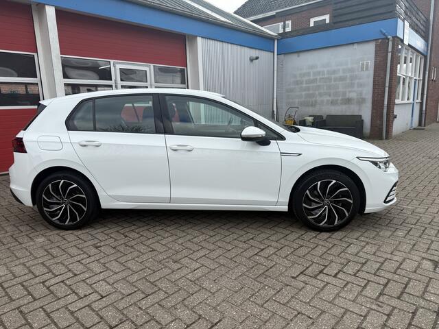Volkswagen GOLF 1.5 TSI 131 PK | Life | Navigatie |