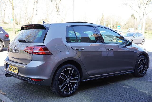 Volkswagen GOLF 1.4 TSI GTE Connected Series / Panoramadak / Stoelverwarming / Leer / NL / Klep Uitlaat / Alcantara stuur /