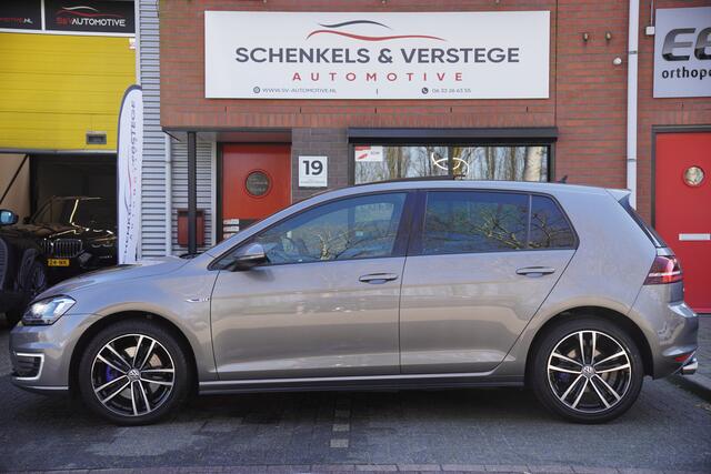 Volkswagen GOLF 1.4 TSI GTE Connected Series / Panoramadak / Stoelverwarming / Leer / NL / Klep Uitlaat / Alcantara stuur /