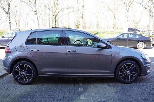 Volkswagen GOLF 1.4 TSI GTE Connected Series / Panoramadak / Stoelverwarming / Leer / NL / Klep Uitlaat / Alcantara stuur /