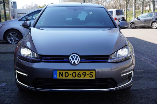 Volkswagen GOLF 1.4 TSI GTE Connected Series / Panoramadak / Stoelverwarming / Leer / NL / Klep Uitlaat / Alcantara stuur /
