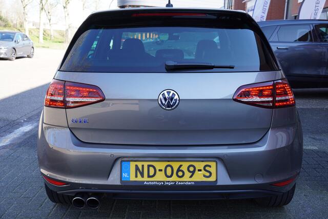 Volkswagen GOLF 1.4 TSI GTE Connected Series / Panoramadak / Stoelverwarming / Leer / NL / Klep Uitlaat / Alcantara stuur /