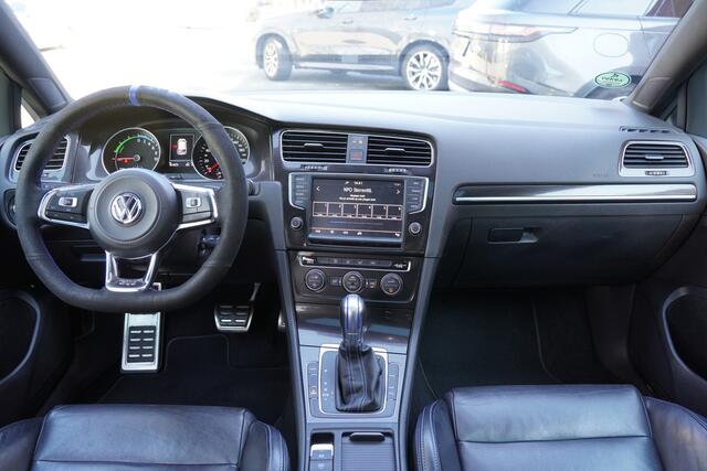 Volkswagen GOLF 1.4 TSI GTE Connected Series / Panoramadak / Stoelverwarming / Leer / NL / Klep Uitlaat / Alcantara stuur /