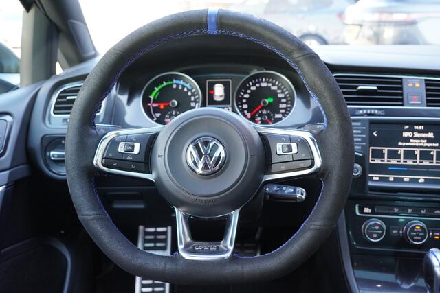 Volkswagen GOLF 1.4 TSI GTE Connected Series / Panoramadak / Stoelverwarming / Leer / NL / Klep Uitlaat / Alcantara stuur /