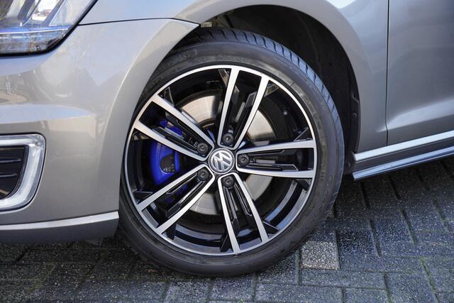 Volkswagen GOLF 1.4 TSI GTE Connected Series / Panoramadak / Stoelverwarming / Leer / NL / Klep Uitlaat / Alcantara stuur /