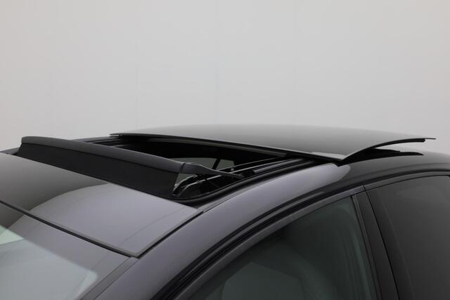 Volkswagen GOLF GTD 2.0 TDI 147 kW / 200 pk DSG | Black Style | Pano | Standkachel | 19 inch | IQ Light | Keyless | Navi Discover Pro | Leer | Keyless | Camera