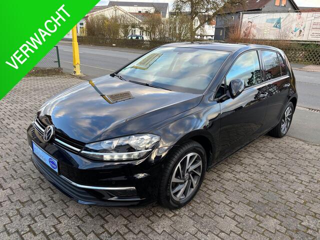 Volkswagen GOLF 1.0 TSI Comfortline Business | Navigatie, 16"LM-Velgen, Parkeersensoren V+A en Camera, Stoelverwarming, Cruise controle