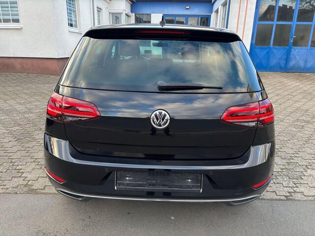 Volkswagen GOLF 1.0 TSI Comfortline Business | Navigatie, 16"LM-Velgen, Parkeersensoren V+A en Camera, Stoelverwarming, Cruise controle