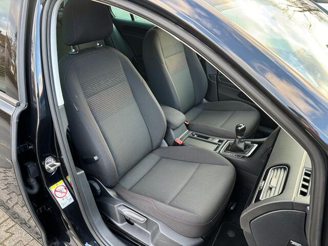 Volkswagen GOLF 1.0 TSI Comfortline Business | Navigatie, 16"LM-Velgen, Parkeersensoren V+A en Camera, Stoelverwarming, Cruise controle