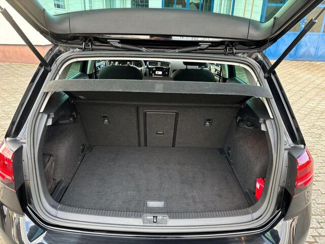 Volkswagen GOLF 1.0 TSI Comfortline Business | Navigatie, 16"LM-Velgen, Parkeersensoren V+A en Camera, Stoelverwarming, Cruise controle