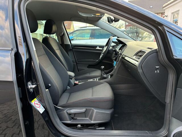 Volkswagen GOLF 1.0 TSI Comfortline Business | Navigatie, 16"LM-Velgen, Parkeersensoren V+A en Camera, Stoelverwarming, Cruise controle