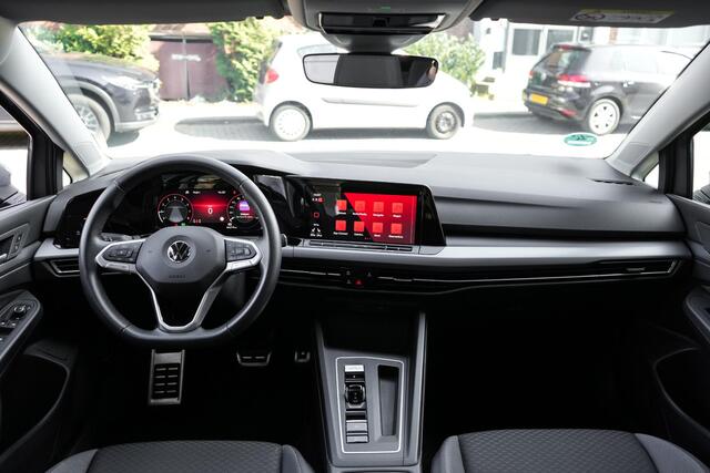 Volkswagen GOLF 1.0 eTSI Life | PANO | SFEER | SENSOREN