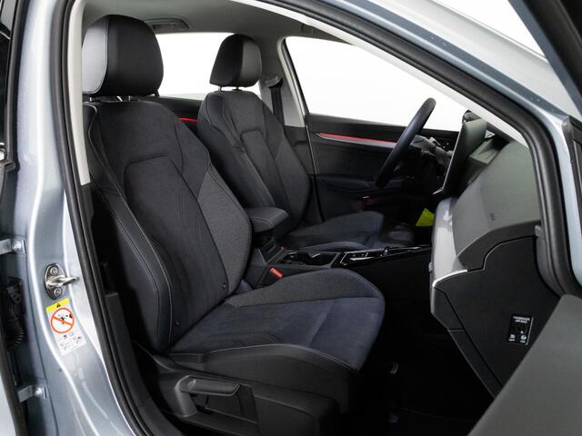 Volkswagen GOLF Style Edition 1.5 eHybrid 204 PK | Trekhaak | Achteruitrijcamera | Stuur & Stoelverwarming | Led Matrix |