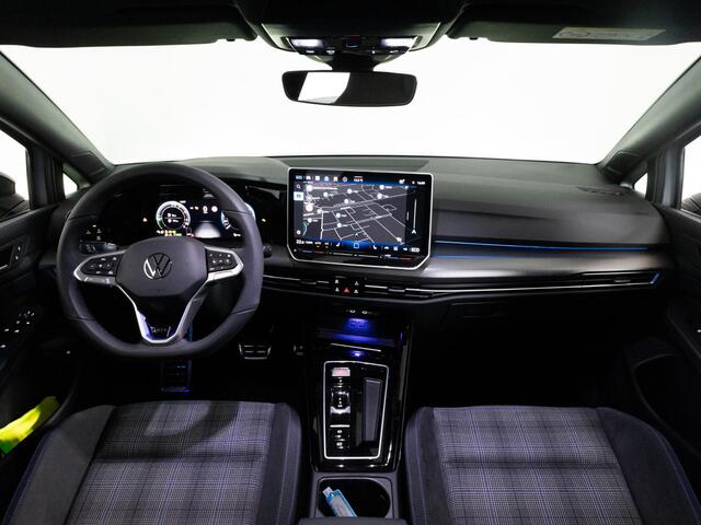Volkswagen GOLF GTE 1.5 eHybrid 272 pk Hatchback 6 versn. | DEMO Actie | Panoramadak | Trekhaak | Black Style | 18 Inch | 360 Camera
