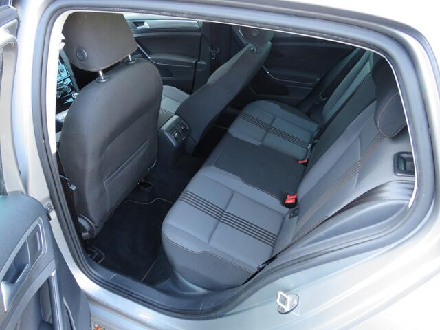 Volkswagen GOLF 1.2 TSI Highline, Trekhaak, Parkeersensoren, Navigatie