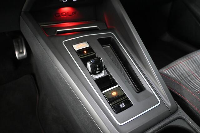 Volkswagen GOLF 2.0 TSI GTI DSG IQ.Light Clima Navigatie Matrix LED Camera Sunset Red Chameleon Inruil Mogelijk!