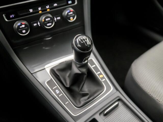 Volkswagen GOLF Variant 1.0 TSI Sportline (APPLE CARPLAY, GROOT NAVI, CLIMATE, ADAPTIVE CRUISE, SPORTSTOELEN, GETINT GLAS, LM VELGEN, PARKEERSENSOREN, TREKHAAK, NIEUWE APK, NIEUWSTAAT)