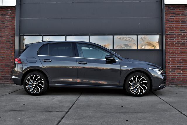 Volkswagen GOLF 1.5 eTSI Style ACC - IQ Light - sfeerverlichting - Keyless - Trekhaak