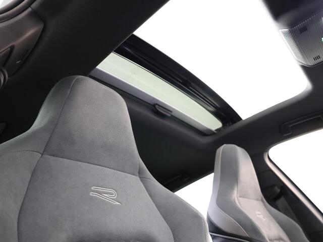 Volkswagen GOLF 1.5 eTSI R-Line 150 pk Automaat (DSG) | Navigatie | Panoramadak | Parkeersensoren (Park assist) | Achteruitrijcamera | Head-up display | Stoelverwarming |