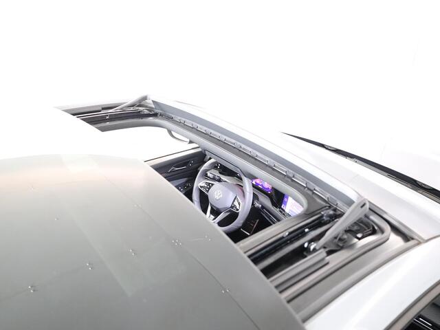 Volkswagen GOLF 1.5 eTSI R-Line 150 pk Automaat (DSG) | Navigatie | Panoramadak | Parkeersensoren (Park assist) | Achteruitrijcamera | Head-up display | Stoelverwarming |