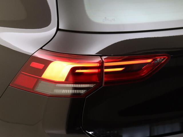 Volkswagen GOLF 1.5 TSI Life | Trekhaak | CarPlay | Virtual cockpit | Adaptieve cruise control | Sfeerverlichting | Parkeersensoren |