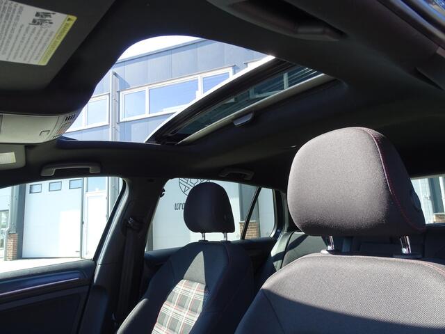 Volkswagen GOLF 2.0 TSI GTI 6-Bak, Panoramadak, Navigatie, Multimedia, Dode hoek detectie, Sport Interieur, Airco/ECC, CruseControl, Lm-velgen