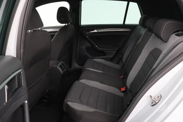 Volkswagen GOLF 1.5 TSI R Line | Full LED | Camera | Carplay | Adaptive cruise | Active Info Display | Navigatie | PDC | Sportstoelen