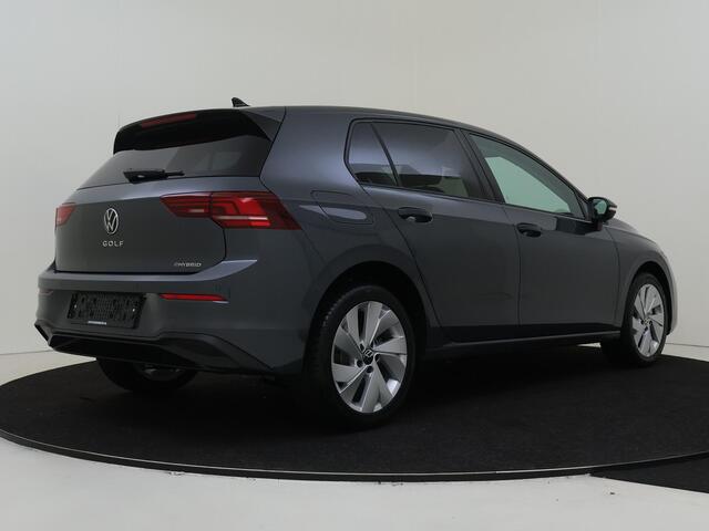 Volkswagen GOLF 1.5 eHybrid 204 6DSG eHybrid Life Edition | 'App-Connect' draadloze smartphone integratie | Achterbank in ongelijke delen neerklapbaar incl. middenarmsteun en doorlaadmogelijkheid | Achteruitrijcamera (Rear View)
