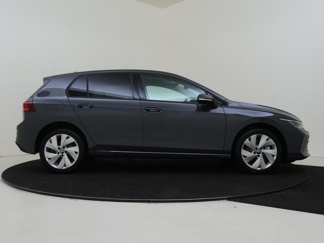 Volkswagen GOLF 1.5 eHybrid 204 6DSG eHybrid Life Edition | 'App-Connect' draadloze smartphone integratie | Achterbank in ongelijke delen neerklapbaar incl. middenarmsteun en doorlaadmogelijkheid | Achteruitrijcamera (Rear View)