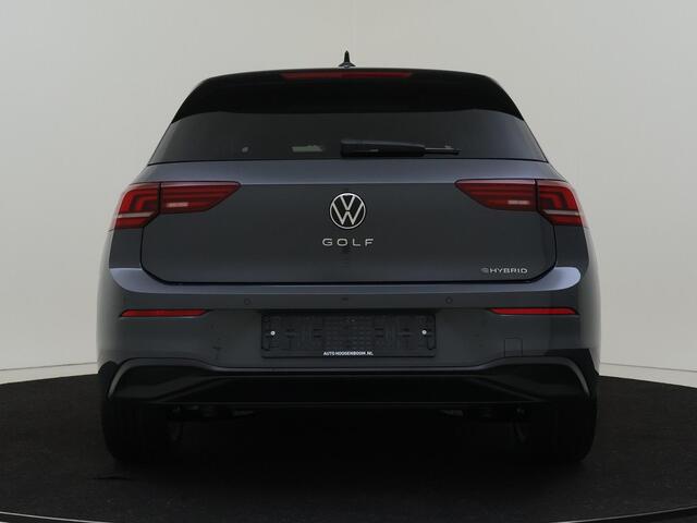 Volkswagen GOLF 1.5 eHybrid 204 6DSG eHybrid Life Edition | 'App-Connect' draadloze smartphone integratie | Achterbank in ongelijke delen neerklapbaar incl. middenarmsteun en doorlaadmogelijkheid | Achteruitrijcamera (Rear View)