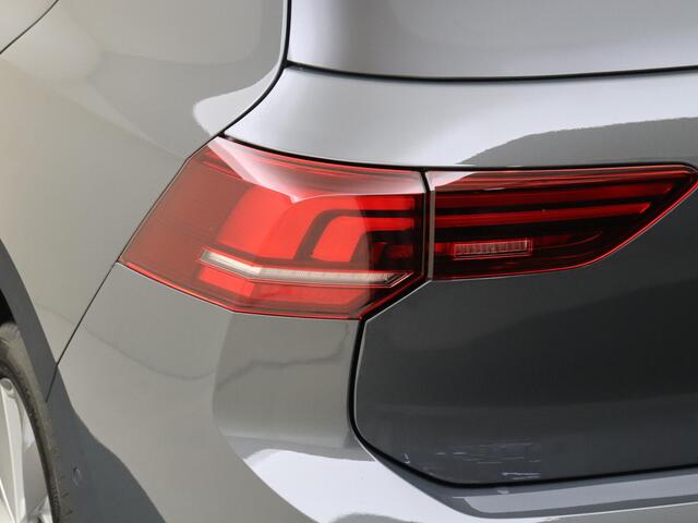 Volkswagen GOLF 1.5 eHybrid 204 6DSG eHybrid Life Edition | 'App-Connect' draadloze smartphone integratie | Achterbank in ongelijke delen neerklapbaar incl. middenarmsteun en doorlaadmogelijkheid | Achteruitrijcamera (Rear View)