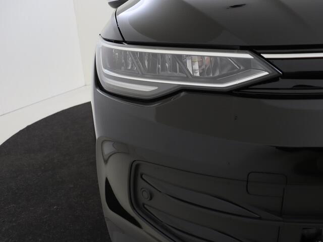 Volkswagen GOLF 1.5 eHybrid 204 6DSG eHybrid Life Edition | 'App-Connect' draadloze smartphone integratie | Achterbank in ongelijke delen neerklapbaar incl. middenarmsteun en doorlaadmogelijkheid | Achteruitrijcamera (Rear View)